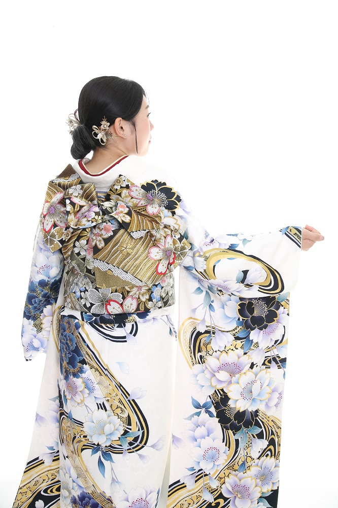 桜柄の白地の振袖を着た女性